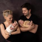 Seray Sever Instagram - Allah ım nazarlardan korusun🙏🧿💙Alya’m ve Sofia’m 🧿Nefesim , kalp atışım ❤️kızlarımızın ilk fotoğrafları. Her saniye aşkla, heyecanla, duygu dolu geçiyor… Rabbim bütün evlatlarımızı korusun bizlere bağışlasın🙏 bizleri de onlara🙏🧿💙 Evimize gelip son derece profesyonelce ve tatlılıkla fotoğraflarımızı çeken güzeller güzeli @sweet.beephotography Banu Yeğin’e çok teşekkür ederim ve herkese tavsiye ederim. #aşk #mygirls #trulove #koşulsuzsevgi #maşallahsüphanallah