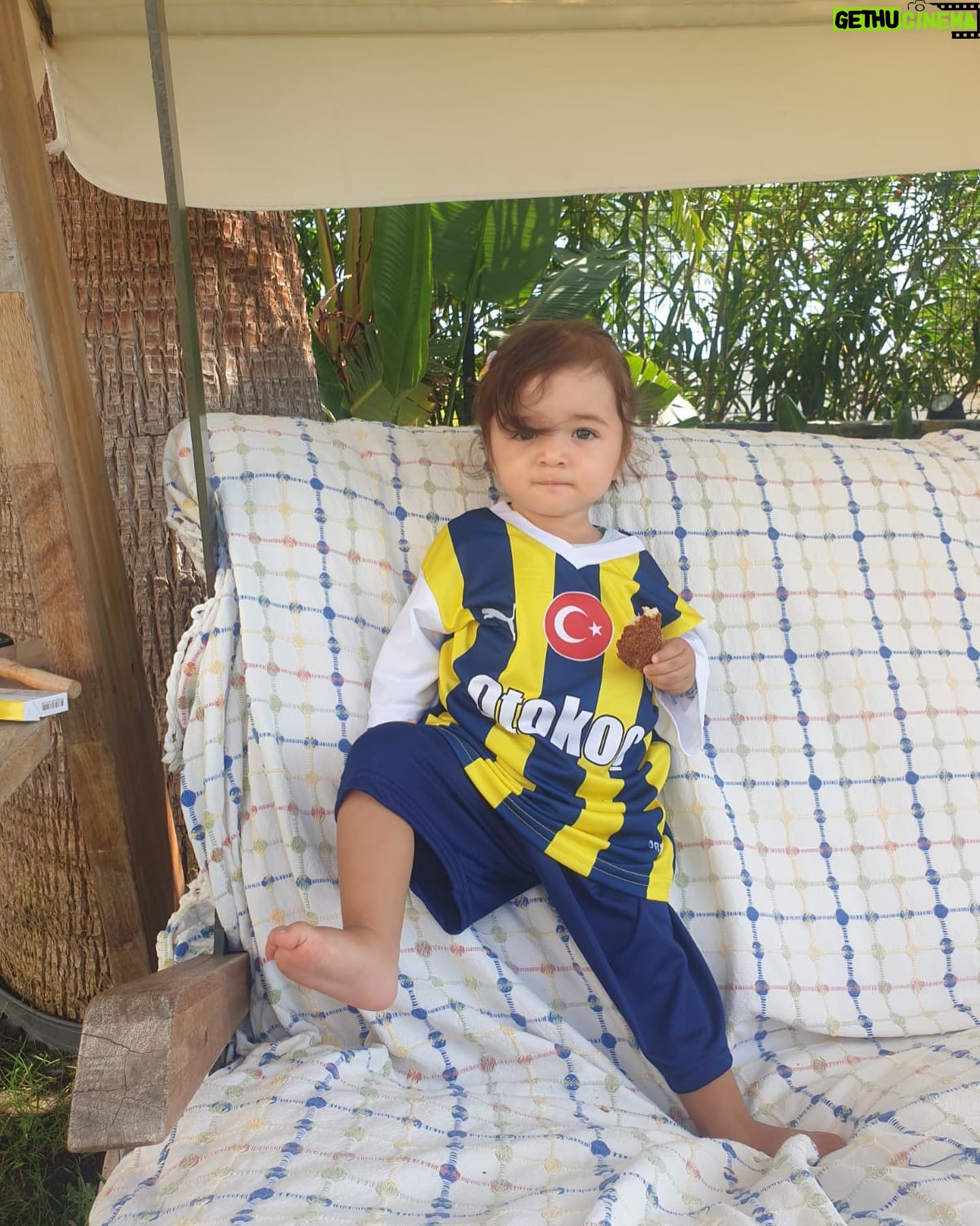 Seray Sever Instagram - Aşklarım göz bebeklerim @sofiaalyasunbul e dayıları @sonersever 10 numara @fenerbahce forması yaptırmış🌞💙 Çok da güzel olmuş🌞🧿 #sofiaalyasünbül #fenerbahçe #twins #twinsisters #love #maşallah 🧿🧿🧿🧿🧿🧿🧿🧿
