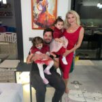Seray Sever Instagram - Tam 2 sene önce bugün doğmuş aşklarım❤️🧿🙏🤲 @sofiaalyasunbul iyi ki de Allahım dualarımızı kabul etmiş ve mucize bebeklerimizi göndermiş. Evlilik yıldönümümüzde gelmeyi seçtiler❤️en güzel hediyelerim, hayatımdaki miladım anneliğim… çok büyük aşk, özveri,endişe yumağıymış annelik… Allahım sizleri bize,bizi de sizlere bağışlasın benim güzel yavrularım. Yolunuz, bahtınız açık olsun ,kalbiniz ve çevreniz hep sevgiyle dolsun🤲Rabbim tüm evlatlarımızı korusun🙏 #happybirthday #mytwins #maşallahsübhanallah #aşk #love #family #sofiaalyasünbül #iyikidoğdunuz