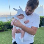 Seray Sever Instagram - Hayat su gibi akıp geçiyor… Bizi mutlu eden anlar ne kadar kıymetli.Bebeklerle paylaştığım bu fotolarda keşke canım babam da olsaydı ,böyle eksik hissetmezdim. ..Yine de sağlıkla mutlulukla sevdiklerimizle aldığımız her saniyeye şükürler olsun. Allah kalanlara uzun sağlıklı ömürler nasip etsin. Yavrularımızı bize , bizleri de yavrularımıza bağışlasın inşallah 💙🧿🙏