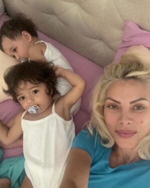 Seray Sever Instagram - Aşk bunlar aşk🥰♾️🙏🤲❤️🤩😍🧿 @sofiaalyasunbul doğru düzgün tek kare fotoğraf çekemiyorum 😃minnoşlar tam koç burcu kızları oldular😂 #twins #sisters #love #sofiaalyasünbül