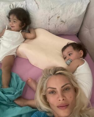 Seray Sever Instagram - Aşk bunlar aşk🥰♾️🙏🤲❤️🤩😍🧿 @sofiaalyasunbul doğru düzgün tek kare fotoğraf çekemiyorum 😃minnoşlar tam koç burcu kızları oldular😂 #twins #sisters #love #sofiaalyasünbül