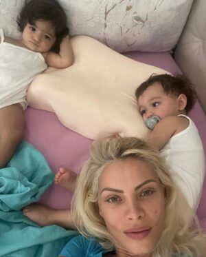 Seray Sever Instagram - Aşk bunlar aşk🥰♾️🙏🤲❤️🤩😍🧿 @sofiaalyasunbul doğru düzgün tek kare fotoğraf çekemiyorum 😃minnoşlar tam koç burcu kızları oldular😂 #twins #sisters #love #sofiaalyasünbül