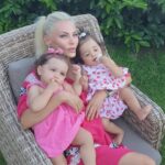 Seray Sever Instagram - Aşk bunlar aşk🥰♾️🙏🤲❤️🤩😍🧿 @sofiaalyasunbul doğru düzgün tek kare fotoğraf çekemiyorum 😃minnoşlar tam koç burcu kızları oldular😂 #twins #sisters #love #sofiaalyasünbül