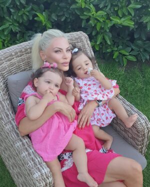 Seray Sever Instagram - Aşk bunlar aşk🥰♾️🙏🤲❤️🤩😍🧿 @sofiaalyasunbul doğru düzgün tek kare fotoğraf çekemiyorum 😃minnoşlar tam koç burcu kızları oldular😂 #twins #sisters #love #sofiaalyasünbül