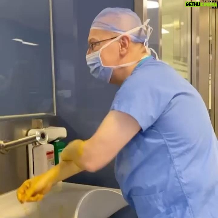 Seray Sever Instagram - Duygularımı nasıl ifade edebilirim bilemiyorum, sanırım kelimeler yetersiz kalıyor. Bu görüntülerden bazıları bana da sürpriz oldu çünkü o sırada sanırım doğum heyecanı sarmıştı ve de erken gelen bebeklerimin telaşı. Bazen minnet sözcükleri bile eksik kalır ya… işte durumum tam da bu🙏 Çok mutluyum böyle sağlam dostlarım olduğu için ve öncelikle Allah’ıma şükürler olsun diyorum… Sonra milyonlarca teşekkür @drmuratemanetoglu @aysestetik @demcet @acibademsaglik ve tüm diğer hemşire ve doktorlarımıza🧡🧡🧡🧡 Veee bu çekimler @pelinakdenizphotography çok teşekkür ederim ☺️ Posted • @drmuratemanetoglu Teşekkürler hepinize birlikte başardık.🙏 Herkesin sevdiği ve beğenerek takip ettiği çok sevgili @seraysever in doğum serüveni de çok şükür mutlu sonla bitti. 🧿💐 Anneler gününde #drmuratemanetoglubebekleri yeni üyeleri kız evlatlarıyla birlikte ailece ve sağlıkla evlerine yolcu ettik 🙏 Hikayemiz 2 yıl önce başladı. Seray Hanım birgün kliniğimize geldi ve büyük bir inançla “ben gebe kalacağım doğumu da size yaptıracağım” dedi. 🙏 Gebe kalmayı başardı önce. Çok meşakkatli, zorlu ve sabırlı bir süreçti. İlk teşekkür bize güvenerek Seray Hanımı bize yönlendiren 20 yıldan uzun süren dostluğumuz ve ekip arkadaşımız Sayın @aysestetik Ayşe Yıldız ‘a, bu süreçte baştan sona her aşamada bize güvenerek takip ve tedavi için bize teslim olan Sevgili Seray ve değerli eşi Eray a teşekkürler. En zor anlarda hiç bırakmadılar, vazgeçmediler güvenmekten. Tabii ki sürecin tamamında bizimle bir takım olan Türkiye‘nin en donanımlı ve iyi hastanelerinden #AltunizadeAcıbademHastanesi nin çok değerli Direktörü Sayın Demet Çetin e @demcet sonsuz teşekkürler. Devamı👇🏽
