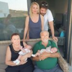 Seray Sever Instagram - Hayat su gibi akıp geçiyor… Bizi mutlu eden anlar ne kadar kıymetli.Bebeklerle paylaştığım bu fotolarda keşke canım babam da olsaydı ,böyle eksik hissetmezdim. ..Yine de sağlıkla mutlulukla sevdiklerimizle aldığımız her saniyeye şükürler olsun. Allah kalanlara uzun sağlıklı ömürler nasip etsin. Yavrularımızı bize , bizleri de yavrularımıza bağışlasın inşallah 💙🧿🙏