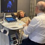 Seray Sever Instagram – Duygularımı nasıl ifade edebilirim bilemiyorum, sanırım kelimeler yetersiz kalıyor. Bu görüntülerden bazıları bana da sürpriz oldu çünkü o sırada sanırım doğum heyecanı sarmıştı ve de erken gelen bebeklerimin telaşı. Bazen minnet sözcükleri bile eksik kalır ya… işte durumum tam da bu🙏 Çok mutluyum böyle sağlam dostlarım olduğu için ve öncelikle Allah’ıma şükürler olsun diyorum… Sonra milyonlarca teşekkür @drmuratemanetoglu @aysestetik @demcet @acibademsaglik ve tüm diğer hemşire ve doktorlarımıza🧡🧡🧡🧡 Veee bu çekimler @pelinakdenizphotography çok teşekkür ederim ☺️ Posted • @drmuratemanetoglu Teşekkürler hepinize birlikte başardık.🙏 

Herkesin sevdiği ve beğenerek takip ettiği çok sevgili @seraysever in doğum serüveni de çok şükür mutlu sonla bitti. 🧿💐

Anneler gününde #drmuratemanetoglubebekleri yeni üyeleri kız evlatlarıyla birlikte ailece ve sağlıkla evlerine yolcu ettik 🙏 

Hikayemiz 2 yıl önce başladı. 
Seray Hanım birgün kliniğimize  geldi ve büyük bir inançla “ben gebe kalacağım doğumu da size yaptıracağım” dedi. 🙏

Gebe kalmayı başardı önce. 
Çok meşakkatli, zorlu ve sabırlı bir süreçti. 

İlk teşekkür bize güvenerek Seray Hanımı bize yönlendiren 20 yıldan uzun süren dostluğumuz ve ekip arkadaşımız Sayın @aysestetik Ayşe Yıldız ‘a, bu süreçte baştan sona her aşamada bize güvenerek takip ve tedavi için bize teslim olan Sevgili Seray ve değerli eşi Eray a
teşekkürler. 

En zor anlarda hiç bırakmadılar, vazgeçmediler güvenmekten. 
Tabii ki sürecin tamamında bizimle bir takım olan Türkiye‘nin en donanımlı ve iyi hastanelerinden #AltunizadeAcıbademHastanesi nin çok değerli Direktörü Sayın Demet Çetin e @demcet sonsuz teşekkürler. 

Devamı👇🏽