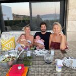 Seray Sever Instagram - Hayat su gibi akıp geçiyor… Bizi mutlu eden anlar ne kadar kıymetli.Bebeklerle paylaştığım bu fotolarda keşke canım babam da olsaydı ,böyle eksik hissetmezdim. ..Yine de sağlıkla mutlulukla sevdiklerimizle aldığımız her saniyeye şükürler olsun. Allah kalanlara uzun sağlıklı ömürler nasip etsin. Yavrularımızı bize , bizleri de yavrularımıza bağışlasın inşallah 💙🧿🙏