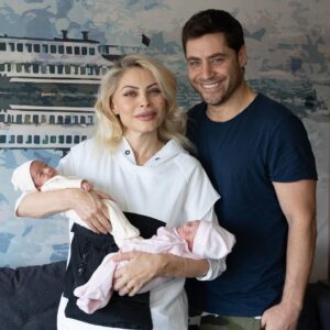Seray Sever Instagram - Hayat su gibi akıp geçiyor… Bizi mutlu eden anlar ne kadar kıymetli.Bebeklerle paylaştığım bu fotolarda keşke canım babam da olsaydı ,böyle eksik hissetmezdim. ..Yine de sağlıkla mutlulukla sevdiklerimizle aldığımız her saniyeye şükürler olsun.  Allah kalanlara uzun sağlıklı ömürler nasip etsin. Yavrularımızı bize , bizleri de yavrularımıza bağışlasın inşallah 💙🧿🙏