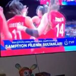 Seray Sever Instagram - İşte bu😍Aşklarım #fileninsultanları ve en büyük hayranlığım tabii ki #vargas #avrupaşampiyonufileninsultanları . Sofia’m bile maçı izledi,uğurlu kızlarım @sofiaalyasunbul