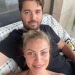 Seray Sever Instagram - Hayat su gibi akıp geçiyor… Bizi mutlu eden anlar ne kadar kıymetli.Bebeklerle paylaştığım bu fotolarda keşke canım babam da olsaydı ,böyle eksik hissetmezdim. ..Yine de sağlıkla mutlulukla sevdiklerimizle aldığımız her saniyeye şükürler olsun. Allah kalanlara uzun sağlıklı ömürler nasip etsin. Yavrularımızı bize , bizleri de yavrularımıza bağışlasın inşallah 💙🧿🙏