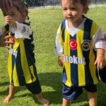 Seray Sever Instagram - Aşklarım göz bebeklerim @sofiaalyasunbul e dayıları @sonersever 10 numara @fenerbahce forması yaptırmış🌞💙 Çok da güzel olmuş🌞🧿 #sofiaalyasünbül #fenerbahçe #twins #twinsisters #love #maşallah 🧿🧿🧿🧿🧿🧿🧿🧿