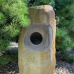 Seren Şirince Instagram – Isamu Noguchi en çok sevdiğim sanatçılardan biri gerçekten. Müzeside aynı eserleri gibi yaşadığımız ilüzyonu ters yüz ediyor. Bunu titizlikle ve müthiş bir ustalıkla yapmış adım attığın an bunu hissediyosun. İçtiği kahve bardağı sigarasıda orda. Masaya oturup eserlerini çizerkenki anını hayal etmek çok güzeldi🌾