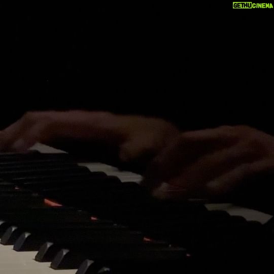 Seren Şirince Instagram - I think people who love jazz have a good heart. I do believe that. Happy valentines everyone 🌝🌹
