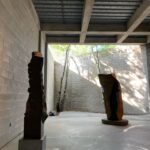 Seren Şirince Instagram – Isamu Noguchi en çok sevdiğim sanatçılardan biri gerçekten. Müzeside aynı eserleri gibi yaşadığımız ilüzyonu ters yüz ediyor. Bunu titizlikle ve müthiş bir ustalıkla yapmış adım attığın an bunu hissediyosun. İçtiği kahve bardağı sigarasıda orda. Masaya oturup eserlerini çizerkenki anını hayal etmek çok güzeldi🌾