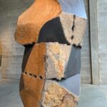 Seren Şirince Instagram – Isamu Noguchi en çok sevdiğim sanatçılardan biri gerçekten. Müzeside aynı eserleri gibi yaşadığımız ilüzyonu ters yüz ediyor. Bunu titizlikle ve müthiş bir ustalıkla yapmış adım attığın an bunu hissediyosun. İçtiği kahve bardağı sigarasıda orda. Masaya oturup eserlerini çizerkenki anını hayal etmek çok güzeldi🌾