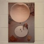 Seren Şirince Instagram – Isamu Noguchi en çok sevdiğim sanatçılardan biri gerçekten. Müzeside aynı eserleri gibi yaşadığımız ilüzyonu ters yüz ediyor. Bunu titizlikle ve müthiş bir ustalıkla yapmış adım attığın an bunu hissediyosun. İçtiği kahve bardağı sigarasıda orda. Masaya oturup eserlerini çizerkenki anını hayal etmek çok güzeldi🌾