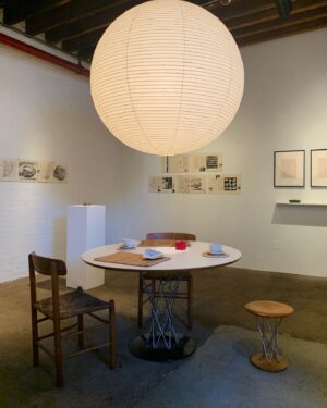 Seren Şirince Instagram - Isamu Noguchi en çok sevdiğim sanatçılardan biri gerçekten. Müzeside aynı eserleri gibi yaşadığımız ilüzyonu ters yüz ediyor. Bunu titizlikle ve müthiş bir ustalıkla yapmış adım attığın an bunu hissediyosun. İçtiği kahve bardağı sigarasıda orda. Masaya oturup eserlerini çizerkenki anını hayal etmek çok güzeldi🌾