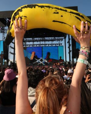 Serena Laurel Instagram - As Gwen once said…this shit is bananas

LE CHELL W LE NANA 

obligatory bebes 1st coach post 🤪🥰😚😶‍🌫️🍌

#coachella #neoncarnival #celcius #coachella2024