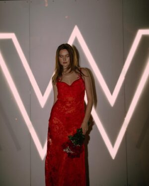 Serena Laurel Instagram - Paint the town red 

📸 @snappedbysaras
