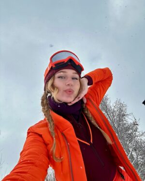Serena Laurel Instagram - Watch out…if i were snowboarding in a school zone I would definitely get pulled over. #parkcity
