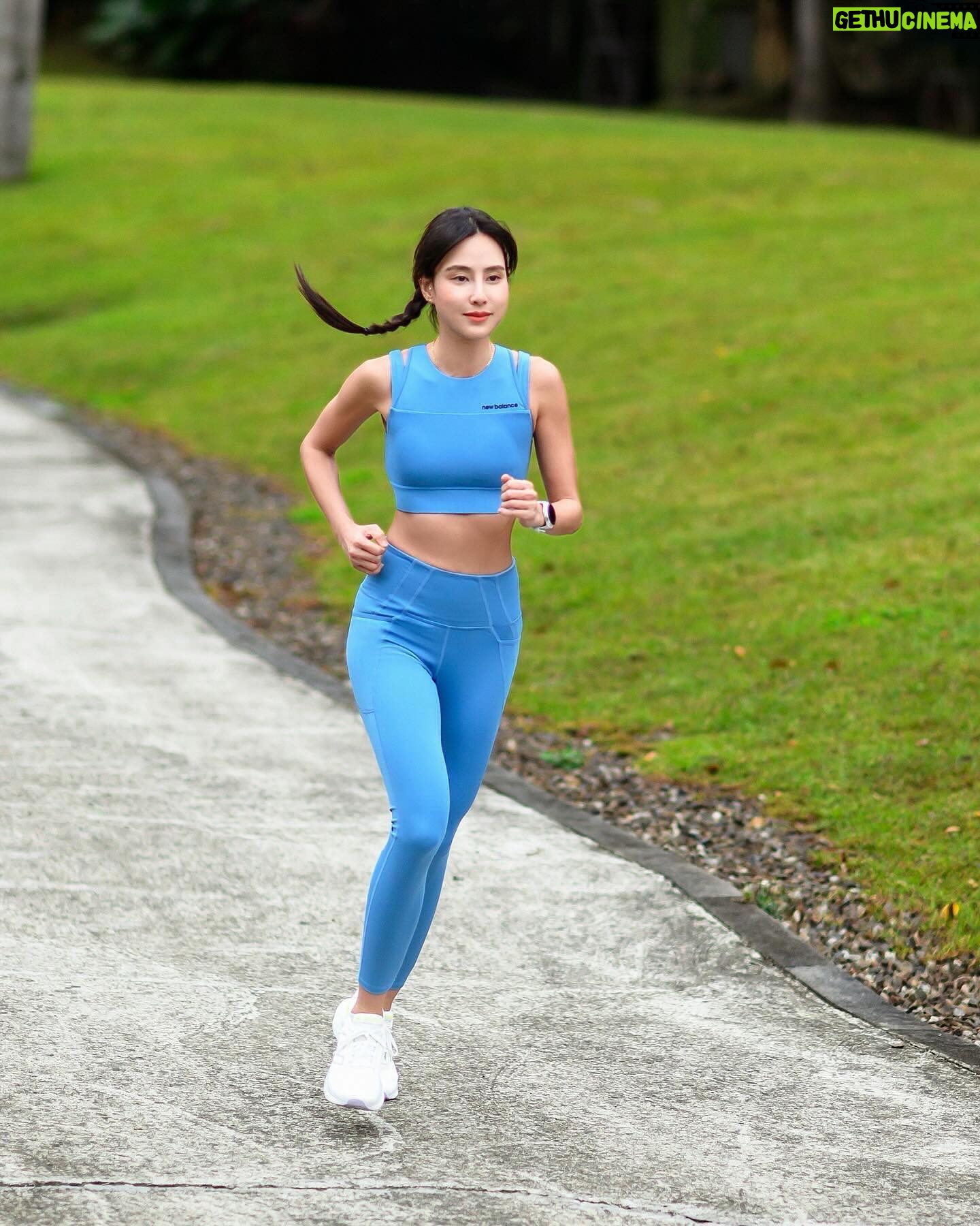 Serena Fang Instagram - 挑戰紐約馬後,跑步變成了生活的一部分 也因為這樣認識了很多新朋友! 練跑的道路上也收到大家很多的鼓勵 覺得心裡暖暖的 新年決定給自己新目標 挑戰 強勢回歸寒流馬的渣打臺北公益馬拉松21K🏃🏼♀️ 這次想跟大家一起站在跑道上 從紐約跑回台灣,再一次挑戰自己 跑步新手想問 有一起報名渣打馬的朋友嗎?~ 歡迎跟我互相交流喔!!! 或是練跑的時候可以跑到我旁邊說”我有報渣打馬“😆 賽事倒數兩個月 第一次冬天訓練 近期練跑氣溫都比較低 課表前的暖身更重要 降低拉傷跟抽筋的可能 大家一定要更注意保暖跟收操歐! 喜歡跑步 而且要繼續跑下去 啊~報名之後更期待了 2月25日我們渣打馬賽道上見🏃🏼♀️✨ #2024渣打臺北公益馬拉松 #渣打馬 #runtogether一起去跑步