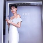 Serena Fang Instagram - 隨時更新、改變、進步 喜愛吸收各種新資訊的我 很高興這次能來參與《AHC醫美科研》新品上市記者會 聽到皮膚科張瑋庭醫師分析肌膚老化凹陷的關鍵因素 玻尿酸是會隨著時間流失的， 日曬更是老化的主要原因，相當認同。 夏日將至，近期迷上高爾夫跟跑步 在戶外曬太陽的時間變得比以往多出許多 每到下午肌膚缺水的狀況更加嚴重 尤其是決定臉部線條跟氣色狀態的蘋果肌 一旦缺水暗沉就會變得很沒精神 讓喜愛戶外運動的我深受其擾 最近開始使用《AHC醫美科研超導水光玻尿酸》系列 滿驚豔的！除了表層補水～ 肌膚的澎潤度跟Q彈持久度也更好 30秒讓蘋果肌變得飽滿立體 長時間下來妝感還是很服貼 而且AHC是韓國No.1護膚品牌 超級敏感肌的我，可以超安心的使用，效果明顯 其中我最喜歡質地輕透不黏膩的精華液了！ 添加AHC醫美創新成分「無針水光玻尿酸」 打破過去大家覺得玻尿酸只能保濕的刻板印象 透過5大不同分子大小與型態的玻尿酸層層作用 除了能夠深層補水、還能在表層鎖水 更能撐起肌膚的澎彈度，難怪肌膚能一直保持ＱＱ的 還添加了維他命原B5、PRO咖啡因萃取 全方位做修護，強化肌膚屏障，重點是高純度！！ 用了就有感，一次加滿，不是噱頭 就算是凌晨３點出門跑步，也能超快速保養 分享我的使用小秘訣給大家 一整套全系列從精華水>精華>精華乳>活膚霜 能速速吸收幫肌膚迅速補水澎彈，想擁有韓系水光肌 很值得嘗試的一套高CP值保養品！ 現在新品上市75折起，任2件再享9折， 有興趣的朋友快去逛逛！ https://bit.ly/3WZwJJM #AHCTaiwan #AHC醫美科研 #超導水光玻尿酸系列