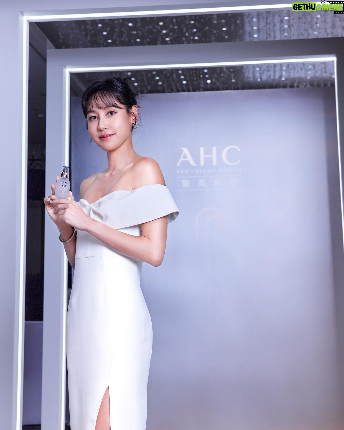 Serena Fang Instagram - 隨時更新、改變、進步 喜愛吸收各種新資訊的我 很高興這次能來參與《AHC醫美科研》新品上市記者會 聽到皮膚科張瑋庭醫師分析肌膚老化凹陷的關鍵因素 玻尿酸是會隨著時間流失的, 日曬更是老化的主要原因,相當認同。 夏日將至,近期迷上高爾夫跟跑步 在戶外曬太陽的時間變得比以往多出許多 每到下午肌膚缺水的狀況更加嚴重 尤其是決定臉部線條跟氣色狀態的蘋果肌 一旦缺水暗沉就會變得很沒精神 讓喜愛戶外運動的我深受其擾 最近開始使用《AHC醫美科研超導水光玻尿酸》系列 滿驚豔的!除了表層補水~ 肌膚的澎潤度跟Q彈持久度也更好 30秒讓蘋果肌變得飽滿立體 長時間下來妝感還是很服貼 而且AHC是韓國No.1護膚品牌 超級敏感肌的我,可以超安心的使用,效果明顯 其中我最喜歡質地輕透不黏膩的精華液了! 添加AHC醫美創新成分「無針水光玻尿酸」 打破過去大家覺得玻尿酸只能保濕的刻板印象 透過5大不同分子大小與型態的玻尿酸層層作用 除了能夠深層補水、還能在表層鎖水 更能撐起肌膚的澎彈度,難怪肌膚能一直保持QQ的 還添加了維他命原B5、PRO咖啡因萃取 全方位做修護,強化肌膚屏障,重點是高純度!! 用了就有感,一次加滿,不是噱頭 就算是凌晨3點出門跑步,也能超快速保養 分享我的使用小秘訣給大家 一整套全系列從精華水>精華>精華乳>活膚霜 能速速吸收幫肌膚迅速補水澎彈,想擁有韓系水光肌 很值得嘗試的一套高CP值保養品! 現在新品上市75折起,任2件再享9折, 有興趣的朋友快去逛逛! https://bit.ly/3WZwJJM #AHCTaiwan #AHC醫美科研 #超導水光玻尿酸系列