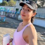 Serena Fang Instagram - 渣打馬拉松 我要鳴槍 上台 聯訪 拍照 半夜2：30就要妝髮 差點忘記 我正職是 ”活動人“ 啊 搞錯 以為是選手？😂 默默的從紐約馬開始 跑齡半年 週日要挑戰初半馬了 先跑全馬再跑半馬有比較簡單嗎？ 完全沒有R~ 怎麼覺得半馬比全馬還挑戰 速度上是之前沒有體驗過的 還要跟夏天說聲抱歉 之前說你跑步不友善 冬天練跑 寒流冷爆又想睡 也是滿硬的 想到要跟大家ㄧ起完成初馬 週一就有點睡不著...（也太早） 更多是興奮跟緊張 可能是近鄉情怯 比賽的我可能會很害羞？ 跑步的過程已經讓我得到許多 交到許多朋友 潛水了幾個跑步社團 培養新的運動習慣 更多是內在的力量 很多過不去的在跑步時都得到療癒 啊 跑步最棒嘍 定了目標(破2）但不要糾結於成績 專心的享受賽道吧！ 我們週日 渣打臺北公益馬拉松見🙂 #run #marathon #girl