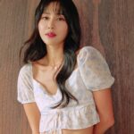Serena Fang Instagram – 貝殼代表 溫柔與保護 
白鑽 純粹無暇
最近又開始喜歡閃亮亮的飾品
應該是因為聖誕節要到的關係吧！

大家有什麼安排呢？ 

🧜🏻‍♀️🐚❄️✨
#小美人瑜的貝殼項鍊 
#thialhlondon #thialhhk
@thialhofficial_hk