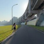 Serena Fang Instagram - 渣打馬拉松 我要鳴槍 上台 聯訪 拍照 半夜2：30就要妝髮 差點忘記 我正職是 ”活動人“ 啊 搞錯 以為是選手？😂 默默的從紐約馬開始 跑齡半年 週日要挑戰初半馬了 先跑全馬再跑半馬有比較簡單嗎？ 完全沒有R~ 怎麼覺得半馬比全馬還挑戰 速度上是之前沒有體驗過的 還要跟夏天說聲抱歉 之前說你跑步不友善 冬天練跑 寒流冷爆又想睡 也是滿硬的 想到要跟大家ㄧ起完成初馬 週一就有點睡不著...（也太早） 更多是興奮跟緊張 可能是近鄉情怯 比賽的我可能會很害羞？ 跑步的過程已經讓我得到許多 交到許多朋友 潛水了幾個跑步社團 培養新的運動習慣 更多是內在的力量 很多過不去的在跑步時都得到療癒 啊 跑步最棒嘍 定了目標(破2）但不要糾結於成績 專心的享受賽道吧！ 我們週日 渣打臺北公益馬拉松見🙂 #run #marathon #girl