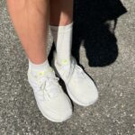 Serena Fang Instagram - 渣打馬拉松 我要鳴槍 上台 聯訪 拍照 半夜2：30就要妝髮 差點忘記 我正職是 ”活動人“ 啊 搞錯 以為是選手？😂 默默的從紐約馬開始 跑齡半年 週日要挑戰初半馬了 先跑全馬再跑半馬有比較簡單嗎？ 完全沒有R~ 怎麼覺得半馬比全馬還挑戰 速度上是之前沒有體驗過的 還要跟夏天說聲抱歉 之前說你跑步不友善 冬天練跑 寒流冷爆又想睡 也是滿硬的 想到要跟大家ㄧ起完成初馬 週一就有點睡不著...（也太早） 更多是興奮跟緊張 可能是近鄉情怯 比賽的我可能會很害羞？ 跑步的過程已經讓我得到許多 交到許多朋友 潛水了幾個跑步社團 培養新的運動習慣 更多是內在的力量 很多過不去的在跑步時都得到療癒 啊 跑步最棒嘍 定了目標(破2）但不要糾結於成績 專心的享受賽道吧！ 我們週日 渣打臺北公益馬拉松見🙂 #run #marathon #girl