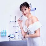 Serena Fang Instagram - 隨時更新、改變、進步 喜愛吸收各種新資訊的我 很高興這次能來參與《AHC醫美科研》新品上市記者會 聽到皮膚科張瑋庭醫師分析肌膚老化凹陷的關鍵因素 玻尿酸是會隨著時間流失的， 日曬更是老化的主要原因，相當認同。 夏日將至，近期迷上高爾夫跟跑步 在戶外曬太陽的時間變得比以往多出許多 每到下午肌膚缺水的狀況更加嚴重 尤其是決定臉部線條跟氣色狀態的蘋果肌 一旦缺水暗沉就會變得很沒精神 讓喜愛戶外運動的我深受其擾 最近開始使用《AHC醫美科研超導水光玻尿酸》系列 滿驚豔的！除了表層補水～ 肌膚的澎潤度跟Q彈持久度也更好 30秒讓蘋果肌變得飽滿立體 長時間下來妝感還是很服貼 而且AHC是韓國No.1護膚品牌 超級敏感肌的我，可以超安心的使用，效果明顯 其中我最喜歡質地輕透不黏膩的精華液了！ 添加AHC醫美創新成分「無針水光玻尿酸」 打破過去大家覺得玻尿酸只能保濕的刻板印象 透過5大不同分子大小與型態的玻尿酸層層作用 除了能夠深層補水、還能在表層鎖水 更能撐起肌膚的澎彈度，難怪肌膚能一直保持ＱＱ的 還添加了維他命原B5、PRO咖啡因萃取 全方位做修護，強化肌膚屏障，重點是高純度！！ 用了就有感，一次加滿，不是噱頭 就算是凌晨３點出門跑步，也能超快速保養 分享我的使用小秘訣給大家 一整套全系列從精華水>精華>精華乳>活膚霜 能速速吸收幫肌膚迅速補水澎彈，想擁有韓系水光肌 很值得嘗試的一套高CP值保養品！ 現在新品上市75折起，任2件再享9折， 有興趣的朋友快去逛逛！ https://bit.ly/3WZwJJM #AHCTaiwan #AHC醫美科研 #超導水光玻尿酸系列