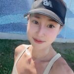 Serena Fang Instagram - 渣打馬拉松 我要鳴槍 上台 聯訪 拍照 半夜2：30就要妝髮 差點忘記 我正職是 ”活動人“ 啊 搞錯 以為是選手？😂 默默的從紐約馬開始 跑齡半年 週日要挑戰初半馬了 先跑全馬再跑半馬有比較簡單嗎？ 完全沒有R~ 怎麼覺得半馬比全馬還挑戰 速度上是之前沒有體驗過的 還要跟夏天說聲抱歉 之前說你跑步不友善 冬天練跑 寒流冷爆又想睡 也是滿硬的 想到要跟大家ㄧ起完成初馬 週一就有點睡不著...（也太早） 更多是興奮跟緊張 可能是近鄉情怯 比賽的我可能會很害羞？ 跑步的過程已經讓我得到許多 交到許多朋友 潛水了幾個跑步社團 培養新的運動習慣 更多是內在的力量 很多過不去的在跑步時都得到療癒 啊 跑步最棒嘍 定了目標(破2）但不要糾結於成績 專心的享受賽道吧！ 我們週日 渣打臺北公益馬拉松見🙂 #run #marathon #girl