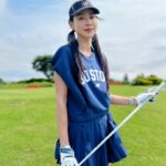 Serena Fang Instagram - 像人生會遇到困難，有時也充滿幸運 每次揮杆都是新的開始 高爾夫起初只是覺得新挑戰玩玩看 投入時間心力後發現 除了很難之外 真的是個很有趣的運動 技術 體能 策略 心理素質 默默打了ㄧ年 這段時間同時有馬拉松訓練 生活中看事情的角度不太ㄧ樣 可能是多了很多自我對話的時間 學習放下、不用力不強求 現在還在學習進退的路上 爆杆也是會很炸 球也會偏離航道 喜歡這種自我挑戰的感覺 繼續加油⛳️ #golf Special thanks @taylormade_tw @newbalance 教練 @_maiyang