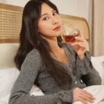 Serena Fang Instagram - 睡美人覺的休息進步法 跑步進步是比誰恢復快 這是我在訓練期間新的體悟 用科學的方式訓練很重要 讓身體好好的修復才是進步的秘訣喲 定了目標 排了課表 希望訓練有成效 但好好休息往往是我們忽略的 高質量的睡眠品質 更能提升生活品質跟運動表現 在高強度的緊繃訓練 我也很容易睡不好 又不喜歡吃西藥怕有依賴性 還是喜歡天然ㄧ點的保健食品 喝了ㄧ陣子 @wellbiomedical #番紅花GABA舒眠飲 在睡前30分鐘ㄧ包 放鬆有感 感覺更好入睡了 美眠6X配方 ✨西班牙affron番紅花萃取 #幫助入睡 #加長深層睡眠時間 ✨添加業界最高韓國專利GABA來源600mg #加強睡眠品質同時調節情緒 ✨愛爾蘭紅藻鈣 黃金鈣鎂組合 #放鬆穩定睡眠品質 ✨法國專利香瓜萃取含有抗氧化酵素之母 SOD #強化夜間修復功能調整體質 ✨睡眠胺基酸 維生素 B6 #睡眠不中斷 睡好了整體體質也會改善 很棒的是他是 #全素飲品 #無添加防腐劑 #不含西藥成分 吃素的朋友也能放心 現在新品上市， 任一舒眠飲組合皆享9折優惠 輸入我的專屬折扣碼「house10」立即再享9折 網址在這: https://bit.ly/46Vvlt0 #唯爾生醫 #番紅花GABA舒眠飲 #BettersleepBetterme #你的營養管家 #送禮自用皆合宜 #外出攜帶超方便