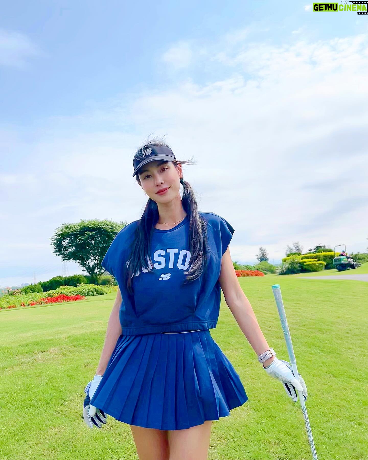 Serena Fang Instagram - 像人生會遇到困難,有時也充滿幸運 每次揮杆都是新的開始 高爾夫起初只是覺得新挑戰玩玩看 投入時間心力後發現 除了很難之外 真的是個很有趣的運動 技術 體能 策略 心理素質 默默打了ㄧ年 這段時間同時有馬拉松訓練 生活中看事情的角度不太ㄧ樣 可能是多了很多自我對話的時間 學習放下、不用力不強求 現在還在學習進退的路上 爆杆也是會很炸 球也會偏離航道 喜歡這種自我挑戰的感覺 繼續加油⛳️ #golf Special thanks @taylormade_tw @newbalance 教練 @_maiyang