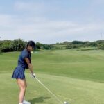 Serena Fang Instagram - 像人生會遇到困難，有時也充滿幸運 每次揮杆都是新的開始 高爾夫起初只是覺得新挑戰玩玩看 投入時間心力後發現 除了很難之外 真的是個很有趣的運動 技術 體能 策略 心理素質 默默打了ㄧ年 這段時間同時有馬拉松訓練 生活中看事情的角度不太ㄧ樣 可能是多了很多自我對話的時間 學習放下、不用力不強求 現在還在學習進退的路上 爆杆也是會很炸 球也會偏離航道 喜歡這種自我挑戰的感覺 繼續加油⛳️ #golf Special thanks @taylormade_tw @newbalance 教練 @_maiyang