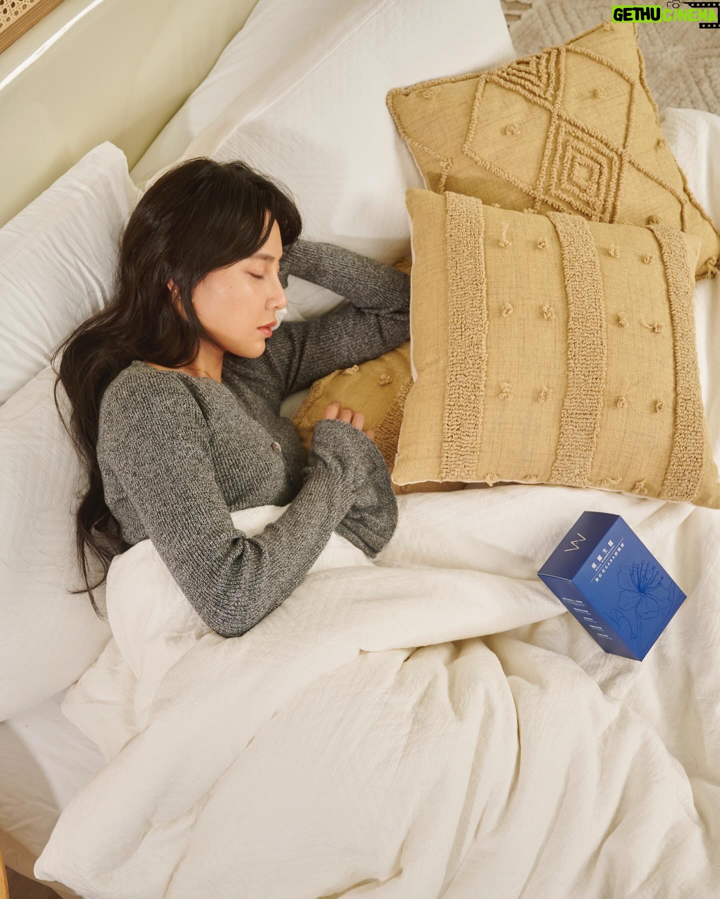 Serena Fang Instagram - 睡美人覺的休息進步法 跑步進步是比誰恢復快 這是我在訓練期間新的體悟 用科學的方式訓練很重要 讓身體好好的修復才是進步的秘訣喲 定了目標 排了課表 希望訓練有成效 但好好休息往往是我們忽略的 高質量的睡眠品質 更能提升生活品質跟運動表現 在高強度的緊繃訓練 我也很容易睡不好 又不喜歡吃西藥怕有依賴性 還是喜歡天然ㄧ點的保健食品 喝了ㄧ陣子 @wellbiomedical #番紅花GABA舒眠飲 在睡前30分鐘ㄧ包 放鬆有感 感覺更好入睡了 美眠6X配方 ✨西班牙affron番紅花萃取 #幫助入睡 #加長深層睡眠時間 ✨添加業界最高韓國專利GABA來源600mg #加強睡眠品質同時調節情緒 ✨愛爾蘭紅藻鈣 黃金鈣鎂組合 #放鬆穩定睡眠品質 ✨法國專利香瓜萃取含有抗氧化酵素之母 SOD #強化夜間修復功能調整體質 ✨睡眠胺基酸 維生素 B6 #睡眠不中斷 睡好了整體體質也會改善 很棒的是他是 #全素飲品 #無添加防腐劑 #不含西藥成分 吃素的朋友也能放心 現在新品上市, 任一舒眠飲組合皆享9折優惠 輸入我的專屬折扣碼「house10」立即再享9折 網址在這: https://bit.ly/46Vvlt0 #唯爾生醫 #番紅花GABA舒眠飲 #BettersleepBetterme #你的營養管家 #送禮自用皆合宜 #外出攜帶超方便