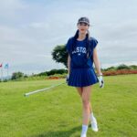Serena Fang Instagram - 像人生會遇到困難，有時也充滿幸運 每次揮杆都是新的開始 高爾夫起初只是覺得新挑戰玩玩看 投入時間心力後發現 除了很難之外 真的是個很有趣的運動 技術 體能 策略 心理素質 默默打了ㄧ年 這段時間同時有馬拉松訓練 生活中看事情的角度不太ㄧ樣 可能是多了很多自我對話的時間 學習放下、不用力不強求 現在還在學習進退的路上 爆杆也是會很炸 球也會偏離航道 喜歡這種自我挑戰的感覺 繼續加油⛳️ #golf Special thanks @taylormade_tw @newbalance 教練 @_maiyang