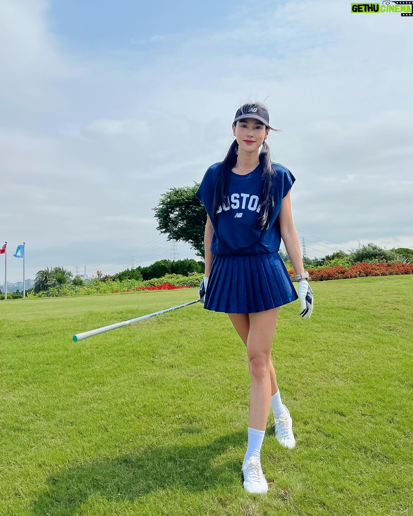 Serena Fang Instagram - 像人生會遇到困難,有時也充滿幸運 每次揮杆都是新的開始 高爾夫起初只是覺得新挑戰玩玩看 投入時間心力後發現 除了很難之外 真的是個很有趣的運動 技術 體能 策略 心理素質 默默打了ㄧ年 這段時間同時有馬拉松訓練 生活中看事情的角度不太ㄧ樣 可能是多了很多自我對話的時間 學習放下、不用力不強求 現在還在學習進退的路上 爆杆也是會很炸 球也會偏離航道 喜歡這種自我挑戰的感覺 繼續加油⛳️ #golf Special thanks @taylormade_tw @newbalance 教練 @_maiyang