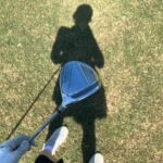 Serena Fang Instagram - 像人生會遇到困難，有時也充滿幸運 每次揮杆都是新的開始 高爾夫起初只是覺得新挑戰玩玩看 投入時間心力後發現 除了很難之外 真的是個很有趣的運動 技術 體能 策略 心理素質 默默打了ㄧ年 這段時間同時有馬拉松訓練 生活中看事情的角度不太ㄧ樣 可能是多了很多自我對話的時間 學習放下、不用力不強求 現在還在學習進退的路上 爆杆也是會很炸 球也會偏離航道 喜歡這種自我挑戰的感覺 繼續加油⛳️ #golf Special thanks @taylormade_tw @newbalance 教練 @_maiyang