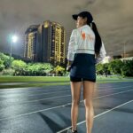 Serena Fang Instagram - 身為跑者，站上起跑線就是ㄧ種勝利 紐約馬之後整整休了ㄧ個月 今天回歸踏上跑道 休息的這段日子 0跑量直接廢 練 拼搏到底 廢 休到炸裂 真的是完全沒有遺憾隨心所欲那種 也想讓身體跟心靈都能放鬆休息 長跑除了體能，更多是練心 本來想，訓練重新開始 心情會不會反抗？厭煩？還會跑嗎？ 結果從下午 ㄧ想到要跑步就有點興奮呢！ 這是什麼奇怪體質 換上跑步習慣的服裝 套上紐約馬的外套、跑錶ㄧ按 在這個陪伴我幾個月的跑道上 緩緩的跑動前進著 有種回到幾個月前開始訓練的感覺 想起了第一天在同個跑道 測試跑到暈倒 那時像倉鼠一樣ㄧ直繞圈圈 熱到昏，想著5k什麼時候跑完 又同時跟紐約馬比賽時的片段交錯 冷空氣，熱情的群眾跟一座又ㄧ座的大橋 快樂感受著42k的奇幻旅程 又回到最初的這裡 在生命留下了印記 希望能用自己的經驗鼓勵更多的人 從零開始也能挑戰自我 看著跑道上滿滿的人群也同樣在努力 那種熱血的心情又回來了 不管有沒有參加賽事 都喜歡在跑道上規律前進著 跑步 很快樂 我是真正跑者了呢！ #run #marathon #runyourway #newbalance Special thanks @garmintw #265s 多彩觸控螢幕 輕盈的陪伴跑步旅程