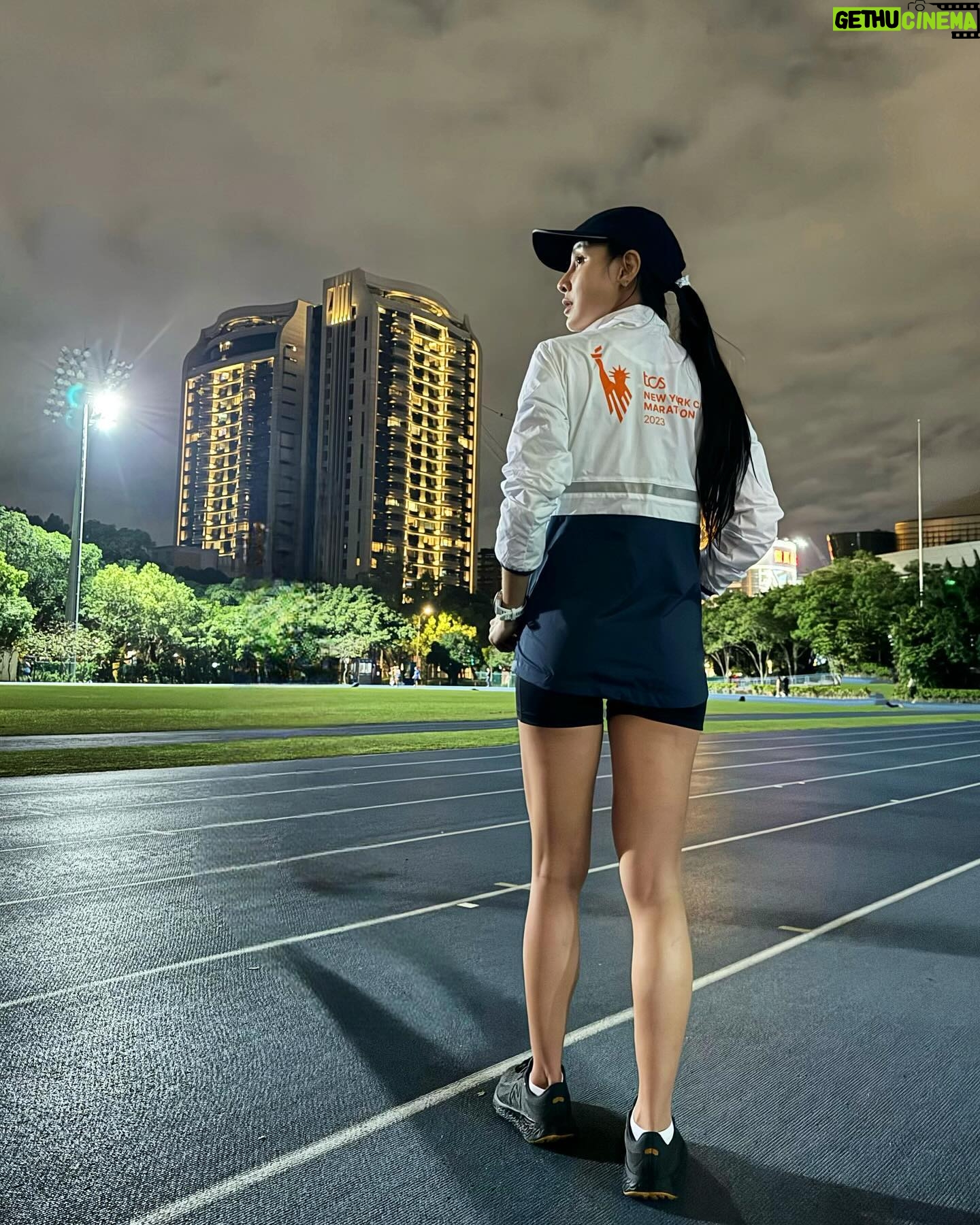 Serena Fang Instagram - 身為跑者,站上起跑線就是ㄧ種勝利 紐約馬之後整整休了ㄧ個月 今天回歸踏上跑道 休息的這段日子 0跑量直接廢 練 拼搏到底 廢 休到炸裂 真的是完全沒有遺憾隨心所欲那種 也想讓身體跟心靈都能放鬆休息 長跑除了體能,更多是練心 本來想,訓練重新開始 心情會不會反抗?厭煩?還會跑嗎? 結果從下午 ㄧ想到要跑步就有點興奮呢! 這是什麼奇怪體質 換上跑步習慣的服裝 套上紐約馬的外套、跑錶ㄧ按 在這個陪伴我幾個月的跑道上 緩緩的跑動前進著 有種回到幾個月前開始訓練的感覺 想起了第一天在同個跑道 測試跑到暈倒 那時像倉鼠一樣ㄧ直繞圈圈 熱到昏,想著5k什麼時候跑完 又同時跟紐約馬比賽時的片段交錯 冷空氣,熱情的群眾跟一座又ㄧ座的大橋 快樂感受著42k的奇幻旅程 又回到最初的這裡 在生命留下了印記 希望能用自己的經驗鼓勵更多的人 從零開始也能挑戰自我 看著跑道上滿滿的人群也同樣在努力 那種熱血的心情又回來了 不管有沒有參加賽事 都喜歡在跑道上規律前進著 跑步 很快樂 我是真正跑者了呢! #run #marathon #runyourway #newbalance Special thanks @garmintw #265s 多彩觸控螢幕 輕盈的陪伴跑步旅程