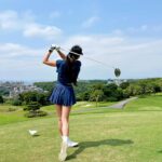 Serena Fang Instagram - 像人生會遇到困難，有時也充滿幸運 每次揮杆都是新的開始 高爾夫起初只是覺得新挑戰玩玩看 投入時間心力後發現 除了很難之外 真的是個很有趣的運動 技術 體能 策略 心理素質 默默打了ㄧ年 這段時間同時有馬拉松訓練 生活中看事情的角度不太ㄧ樣 可能是多了很多自我對話的時間 學習放下、不用力不強求 現在還在學習進退的路上 爆杆也是會很炸 球也會偏離航道 喜歡這種自我挑戰的感覺 繼續加油⛳️ #golf Special thanks @taylormade_tw @newbalance 教練 @_maiyang