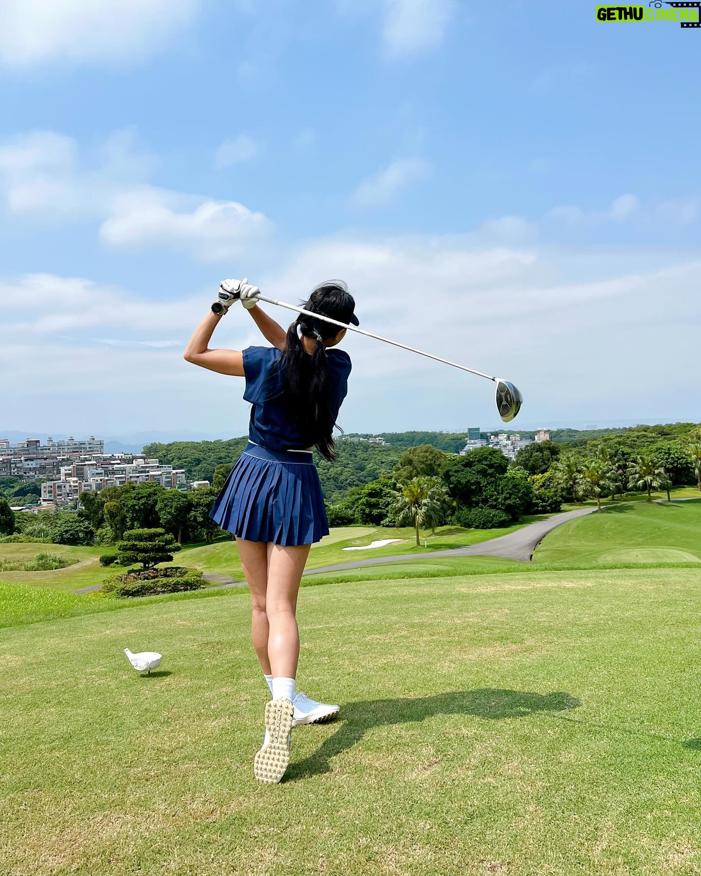 Serena Fang Instagram - 像人生會遇到困難,有時也充滿幸運 每次揮杆都是新的開始 高爾夫起初只是覺得新挑戰玩玩看 投入時間心力後發現 除了很難之外 真的是個很有趣的運動 技術 體能 策略 心理素質 默默打了ㄧ年 這段時間同時有馬拉松訓練 生活中看事情的角度不太ㄧ樣 可能是多了很多自我對話的時間 學習放下、不用力不強求 現在還在學習進退的路上 爆杆也是會很炸 球也會偏離航道 喜歡這種自我挑戰的感覺 繼續加油⛳️ #golf Special thanks @taylormade_tw @newbalance 教練 @_maiyang