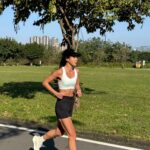 Serena Fang Instagram - 新年，從跑步開始 熱情又充滿儀式感 在河濱盡情奔跑著 感受清晨空氣中折射的光 乾冷的微風徐徐 吹的大樹搖曳 暖陽 清爽 微涼 一切都很美好 滿足又充實的 規律又穩定的 配速穩穩地跑完了 今天又進步ㄧ點 棒棒 #期待渣打馬拉松 #RunTogether一起去跑步 @newbalance #newbalance #runyourway #NBRCTW #freshfoamx #1080v13 @garmintw #265s 📷 @wfwf328