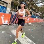 Serena Fang Instagram - 身為跑者，站上起跑線就是ㄧ種勝利 紐約馬之後整整休了ㄧ個月 今天回歸踏上跑道 休息的這段日子 0跑量直接廢 練 拼搏到底 廢 休到炸裂 真的是完全沒有遺憾隨心所欲那種 也想讓身體跟心靈都能放鬆休息 長跑除了體能，更多是練心 本來想，訓練重新開始 心情會不會反抗？厭煩？還會跑嗎？ 結果從下午 ㄧ想到要跑步就有點興奮呢！ 這是什麼奇怪體質 換上跑步習慣的服裝 套上紐約馬的外套、跑錶ㄧ按 在這個陪伴我幾個月的跑道上 緩緩的跑動前進著 有種回到幾個月前開始訓練的感覺 想起了第一天在同個跑道 測試跑到暈倒 那時像倉鼠一樣ㄧ直繞圈圈 熱到昏，想著5k什麼時候跑完 又同時跟紐約馬比賽時的片段交錯 冷空氣，熱情的群眾跟一座又ㄧ座的大橋 快樂感受著42k的奇幻旅程 又回到最初的這裡 在生命留下了印記 希望能用自己的經驗鼓勵更多的人 從零開始也能挑戰自我 看著跑道上滿滿的人群也同樣在努力 那種熱血的心情又回來了 不管有沒有參加賽事 都喜歡在跑道上規律前進著 跑步 很快樂 我是真正跑者了呢！ #run #marathon #runyourway #newbalance Special thanks @garmintw #265s 多彩觸控螢幕 輕盈的陪伴跑步旅程