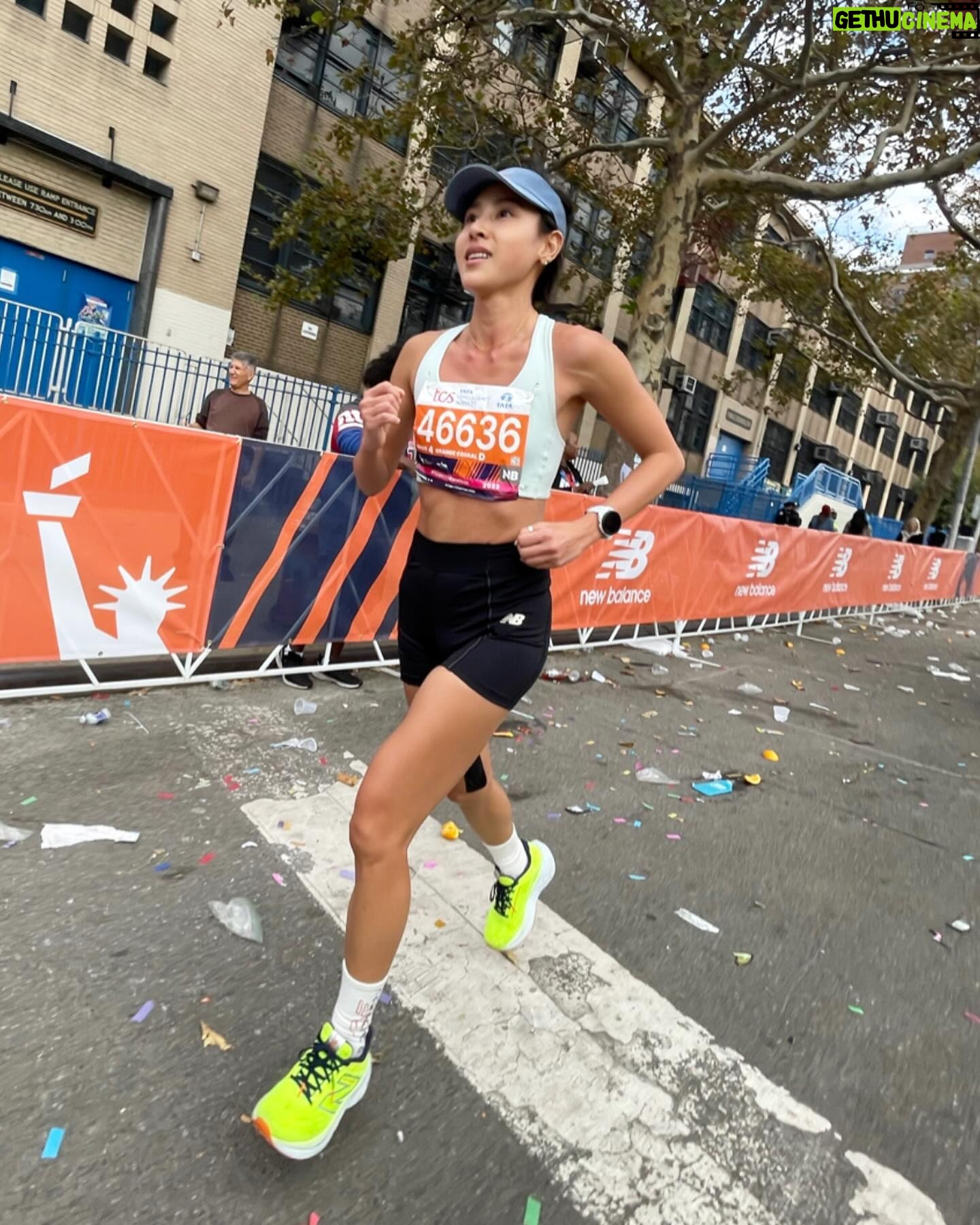 Serena Fang Instagram - 身為跑者,站上起跑線就是ㄧ種勝利 紐約馬之後整整休了ㄧ個月 今天回歸踏上跑道 休息的這段日子 0跑量直接廢 練 拼搏到底 廢 休到炸裂 真的是完全沒有遺憾隨心所欲那種 也想讓身體跟心靈都能放鬆休息 長跑除了體能,更多是練心 本來想,訓練重新開始 心情會不會反抗?厭煩?還會跑嗎? 結果從下午 ㄧ想到要跑步就有點興奮呢! 這是什麼奇怪體質 換上跑步習慣的服裝 套上紐約馬的外套、跑錶ㄧ按 在這個陪伴我幾個月的跑道上 緩緩的跑動前進著 有種回到幾個月前開始訓練的感覺 想起了第一天在同個跑道 測試跑到暈倒 那時像倉鼠一樣ㄧ直繞圈圈 熱到昏,想著5k什麼時候跑完 又同時跟紐約馬比賽時的片段交錯 冷空氣,熱情的群眾跟一座又ㄧ座的大橋 快樂感受著42k的奇幻旅程 又回到最初的這裡 在生命留下了印記 希望能用自己的經驗鼓勵更多的人 從零開始也能挑戰自我 看著跑道上滿滿的人群也同樣在努力 那種熱血的心情又回來了 不管有沒有參加賽事 都喜歡在跑道上規律前進著 跑步 很快樂 我是真正跑者了呢! #run #marathon #runyourway #newbalance Special thanks @garmintw #265s 多彩觸控螢幕 輕盈的陪伴跑步旅程